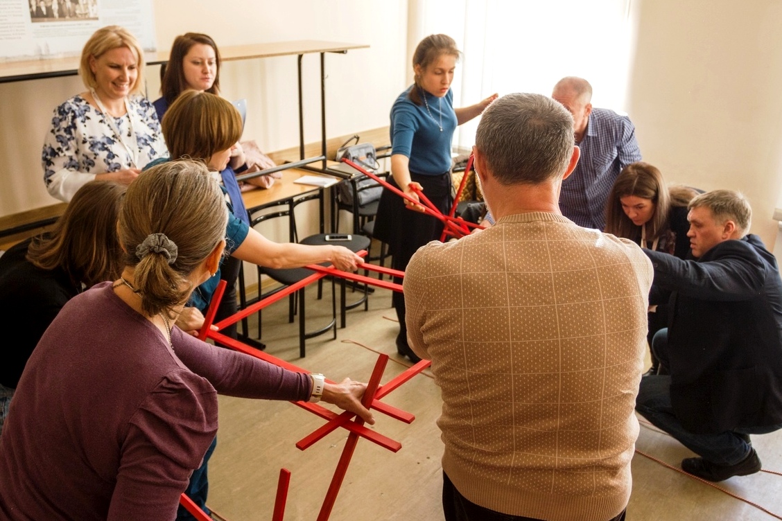 педагог психолог и ребенок. беседа со школьным психологом. педагог психолог. класс психолог. работа с детьми.