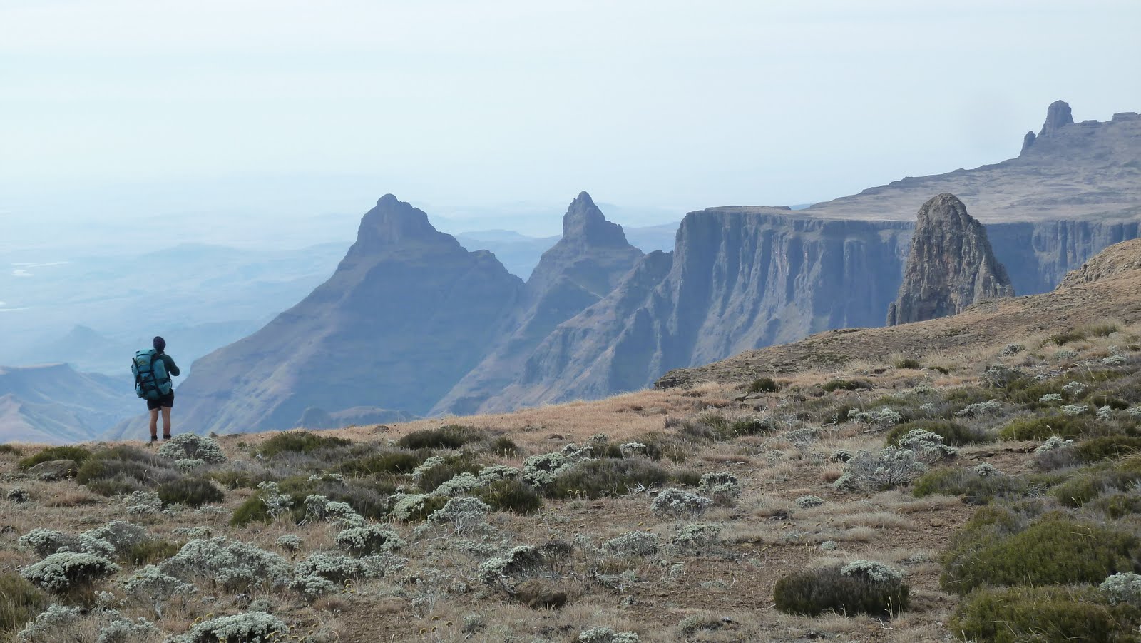 северная гряда дракенсберг, южная африка. гора нджесути в юар. драконовые горы, южная африка. драконовы горы лесото. драконовы горы юар.