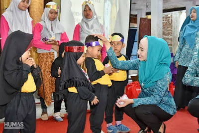 Peduli Masalah Stunting, Ketua TP PKK Trenggalek Bagi-Bagi Susu Kepada Balita