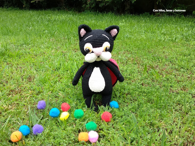 Con hilos, lanas y botones: el gato Samaín amigurumi (patrón Cucapuntoes)"