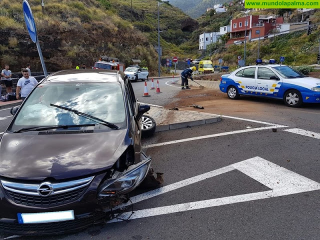 Un vehículo sufrió ayer un aparatoso accidente en la rotonda de Mirca