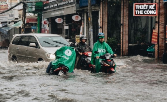 Mấy anh đòi thu phí chống ngập có thấy không, chỉ 15 phút mưa đã làm giao thông tê liệt?