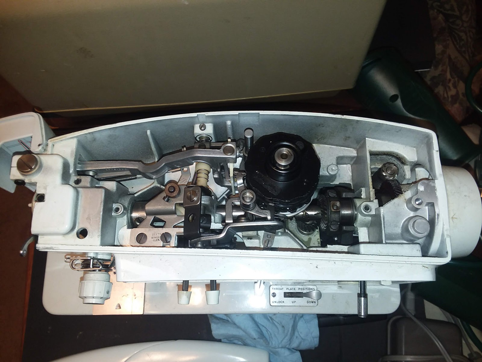 Singer Touch & Sew 600e Steel Gear Driven Zigzag Sewing Machine