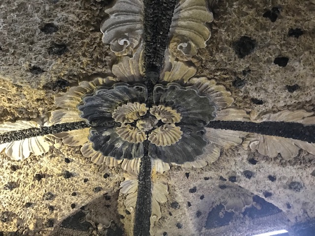 イゾラベッラ（ベッラ島）の宮殿内　大理石と貝で作られたグロットはグレート白のコントラストが美しい