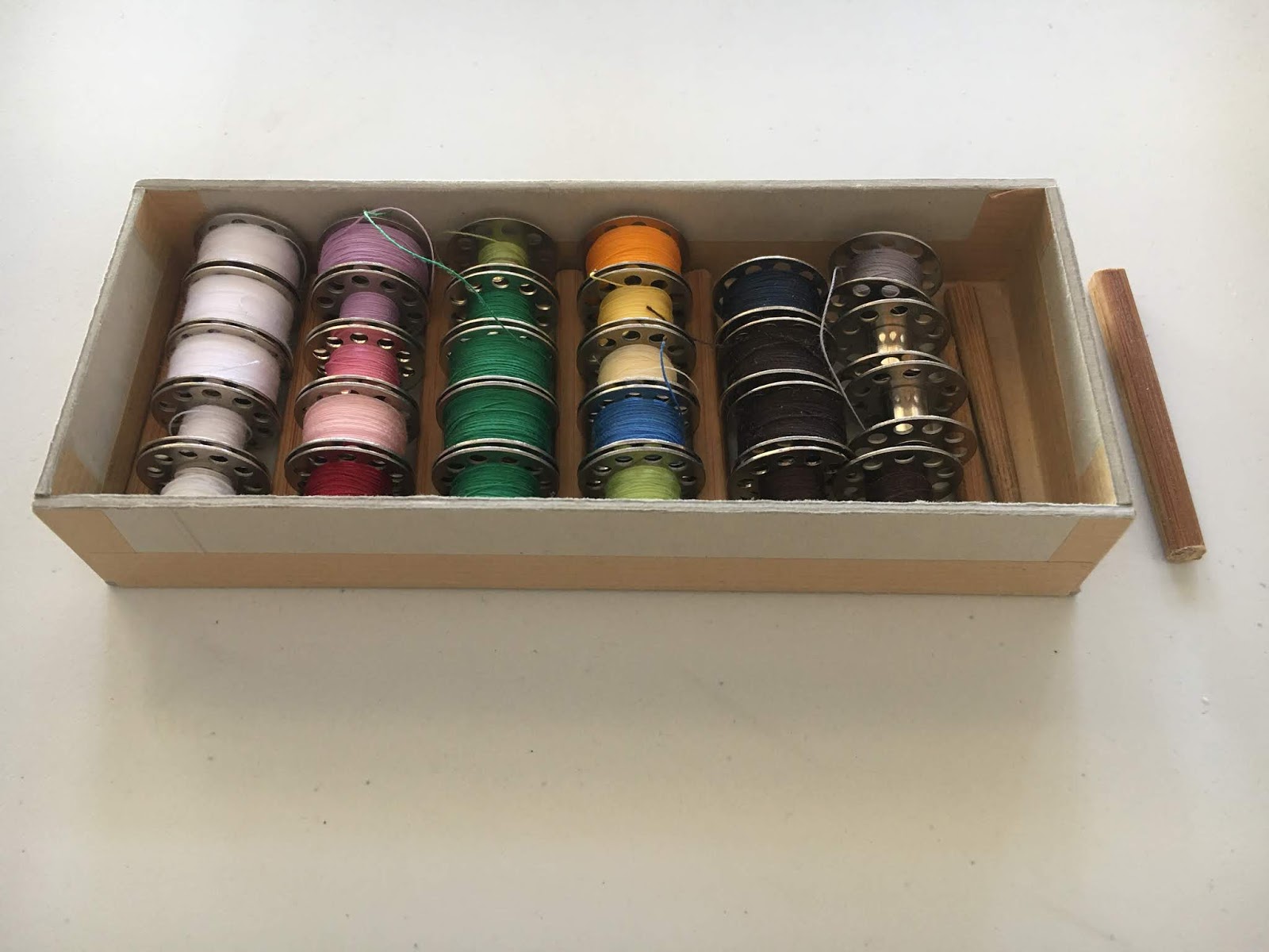 南フランス20年のむっちゃんブログ ボビンの収納 厚紙と古い箸