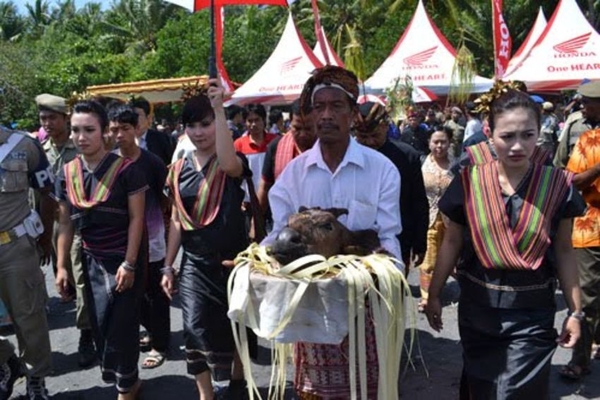 Rebo Bontong - Budaya tradisi adat Lombok NTB.jpg