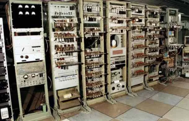 मार्क -1 (Marc - 1)  1937 से 1944 के बीच आईबीएम ( IBM - International Businees Machine )