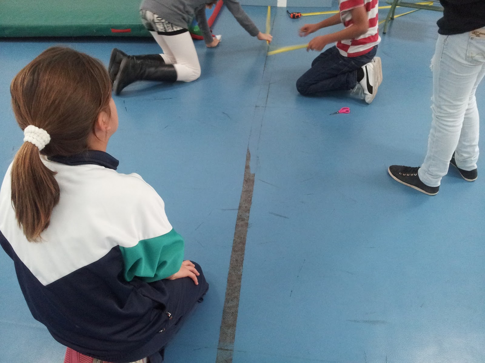 Conectad@s Montaña Pacho: PREPARANDO LA CANCHA DE BADMINTON