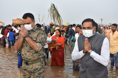 GAYA DM-SSP and ChhathPrav: डीएम- एसएसपी ने जल एवं दूध से डूबते सूर्य को दिये अर्घ्य, DM-SSP offered water and milk to the setting sun, AnjNewsMedia