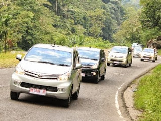 mengemudi mobil di tanjakan