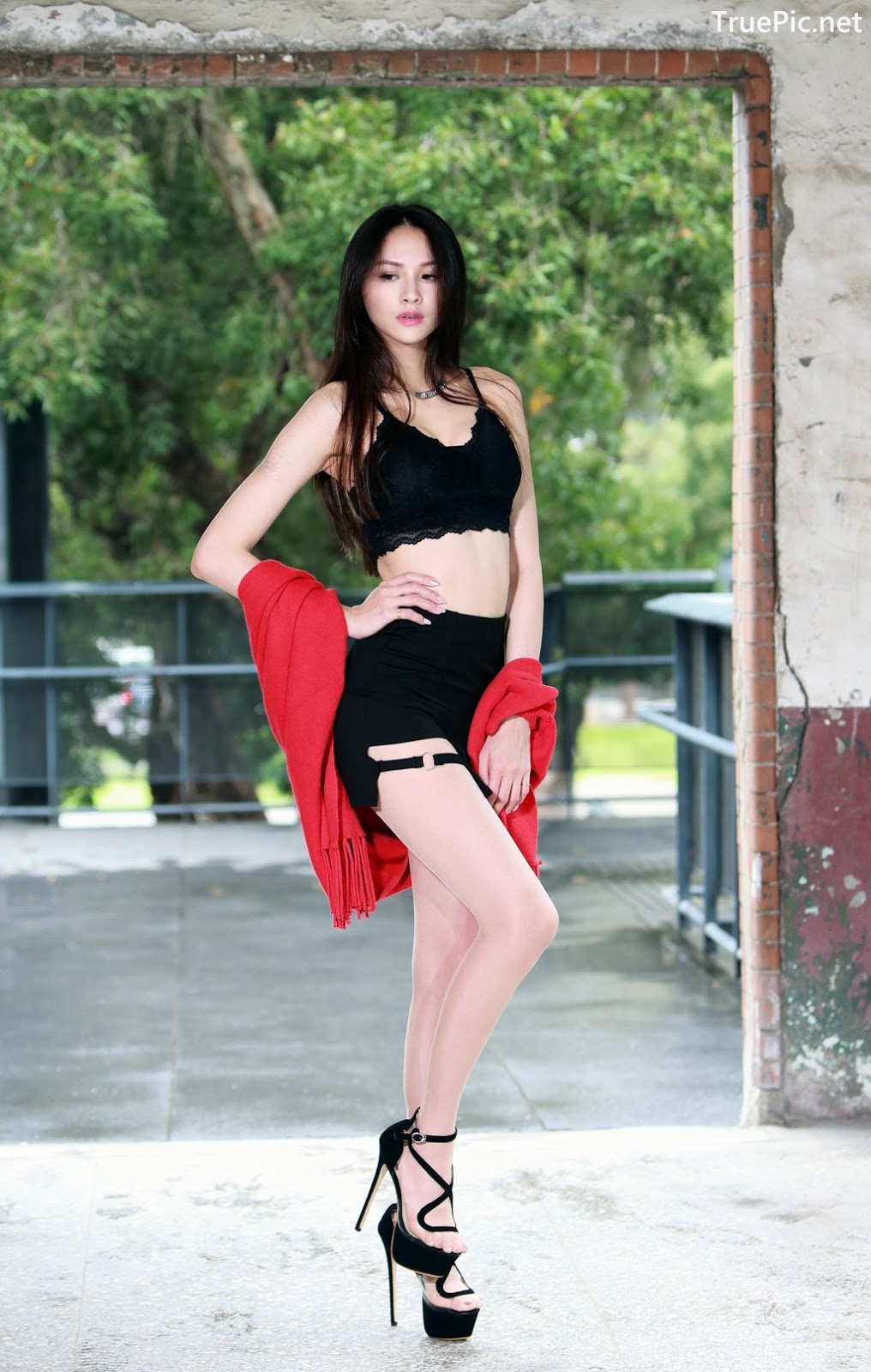 Image-Taiwanese-Beautiful-Long-Legs-Girl-雪岑Lola-Black-Sexy-Short-Pants-and-Crop-Top-Outfit-TruePic.net- Picture-15
