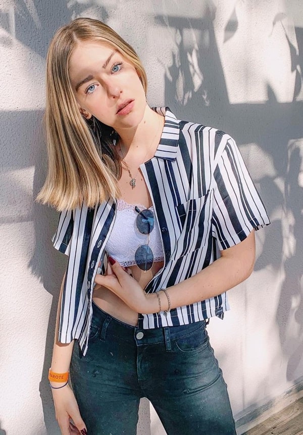 camisa curta listrada com top cropped de renda e calça jeans. camisa curta listrada com top cropped de renda e calça jeans.