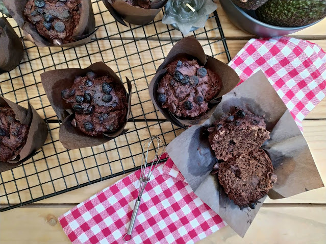 Muffins integrales de aguacate y chocolate. Receta saludable. Desayuno, merienda postre. Vegano Invierno, horno Cuca