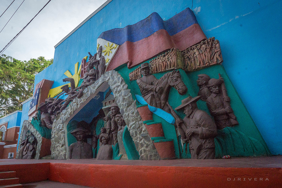 La sculpture en haut-relief représentant la bataille de Mabitac