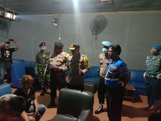 Cegah Covid-19, TNI-Polri di Lingga Bubarkan Warga yang Berkumbul di Luar Rumah