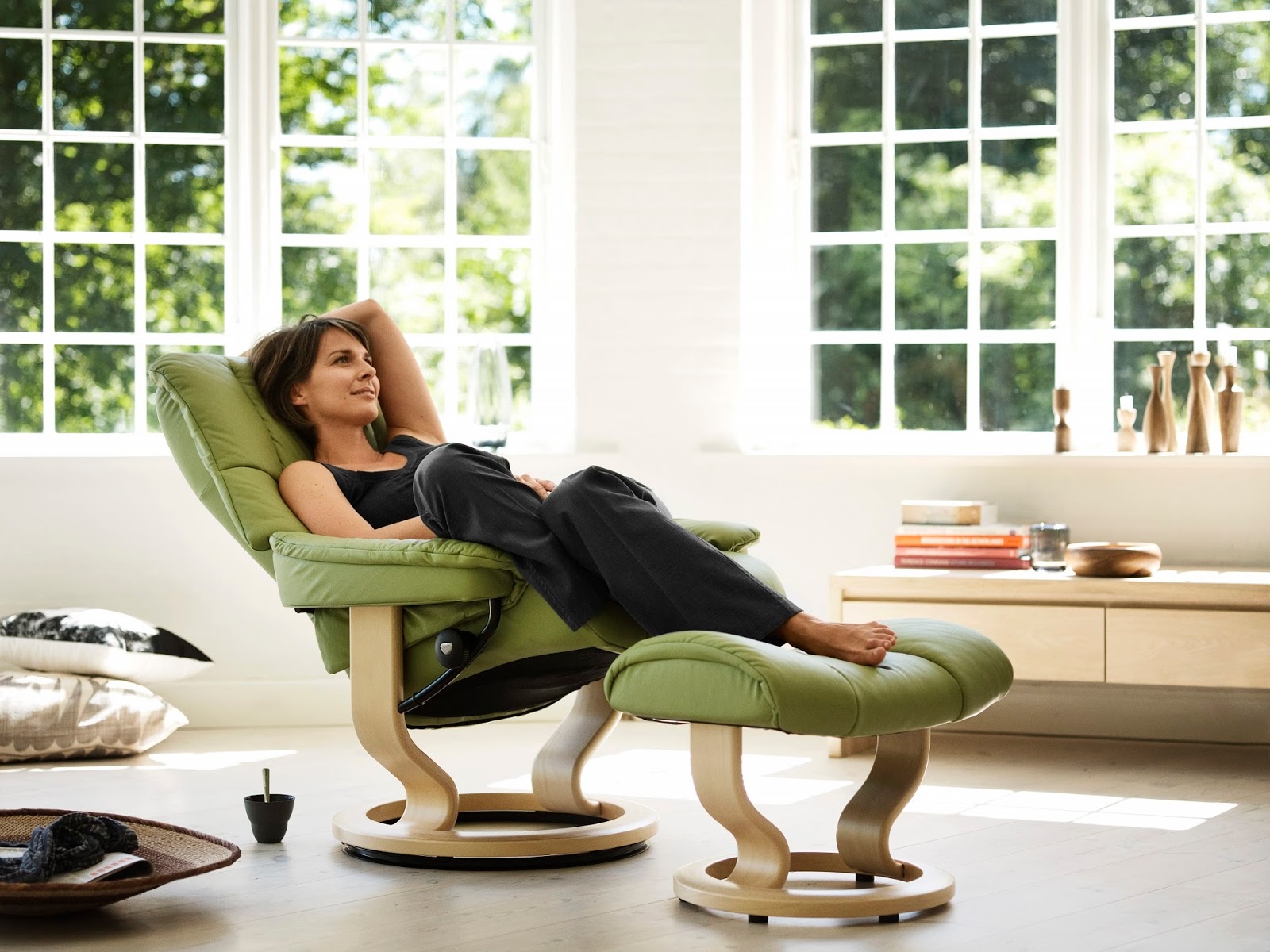 Идеально подойдет для использования. Удобное кресло. Удобное кресло для отдыха. Комфортное кресло. Удобное кресло с подставкой для ног.