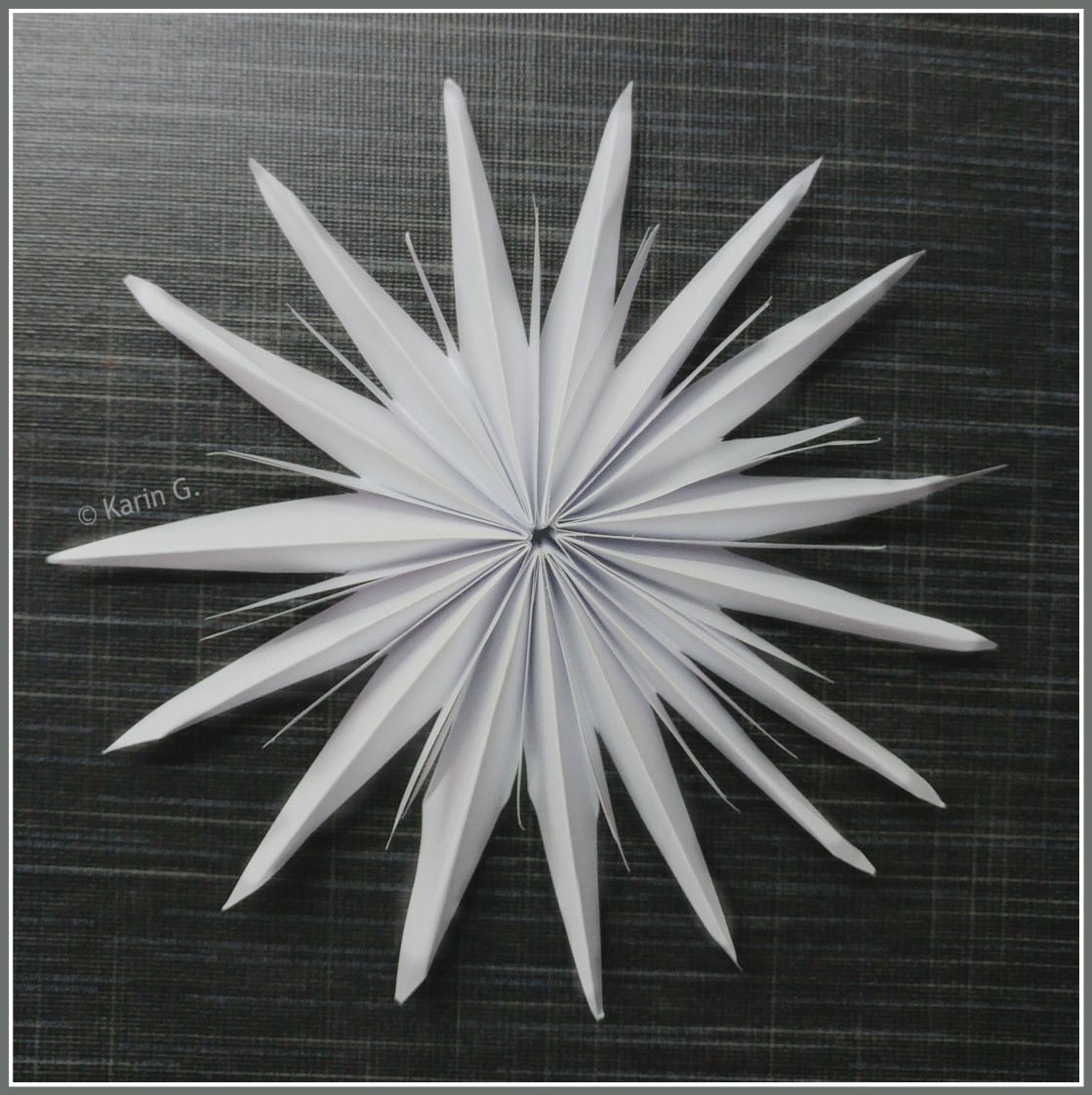 ich hab da mal was ausprobiert: Papiersterne mit ganz vielen Spitzen