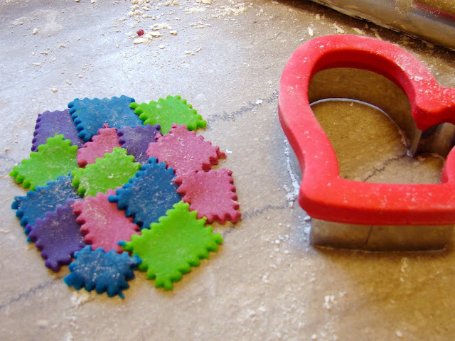 Patchwork Winter Mitten Cookies from @katrinaskitchen Patchwork Winter Mitten Cookies from @katrinaskitchen