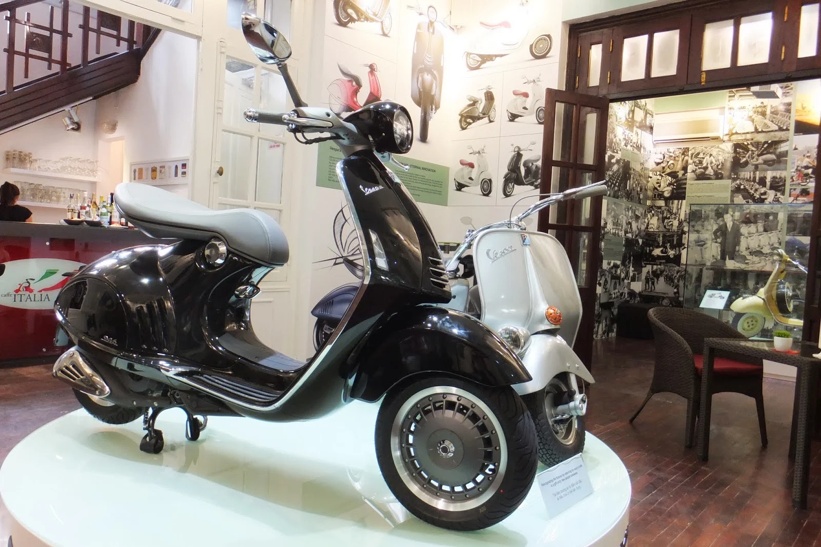 Vespa-in-cafe カフェに展示されるベスパ