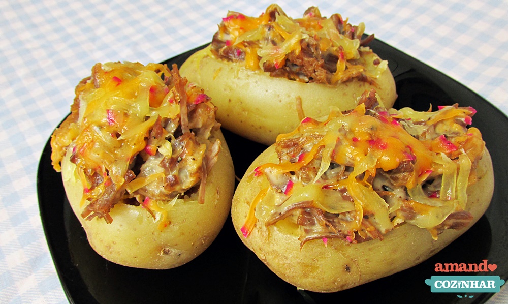 Batatas recheadas com carne desfiada e queijo