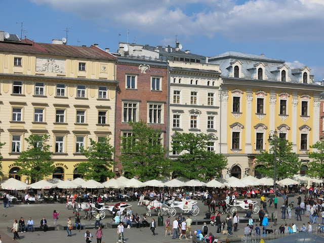 Movimento enorme de turistas pelas ruas da Cracóvia.