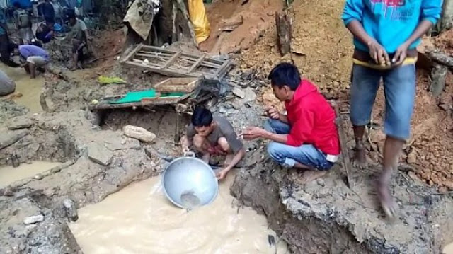 Gumpalan Emas Tiba-tiba Muncul Setelah Banjir, Penduduk Disana Mendadak Kaya Raya Gumpalan Emas Tiba-tiba Muncul Setelah Banjir, Penduduk Disana Mendadak Kaya Raya