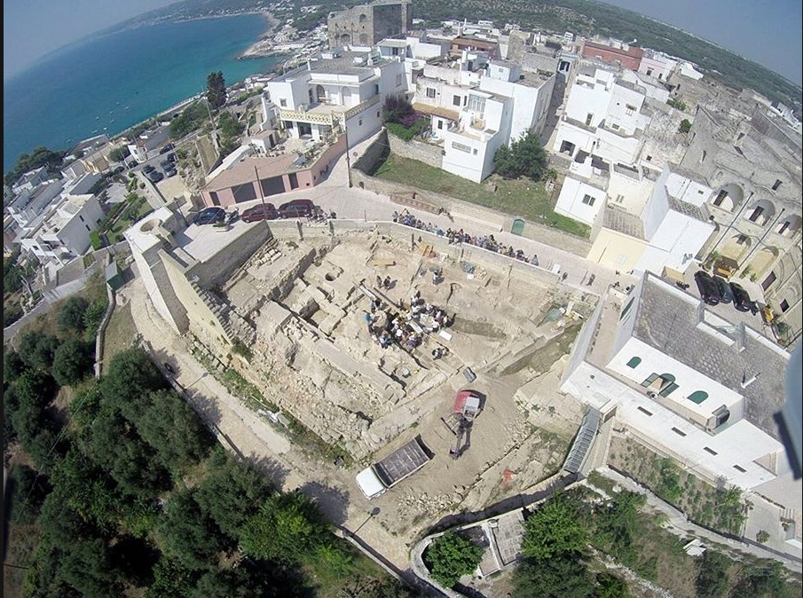 Η πόλη και η περιοχή των ανασκαφών Η πόλη και η περιοχή των ανασκαφών