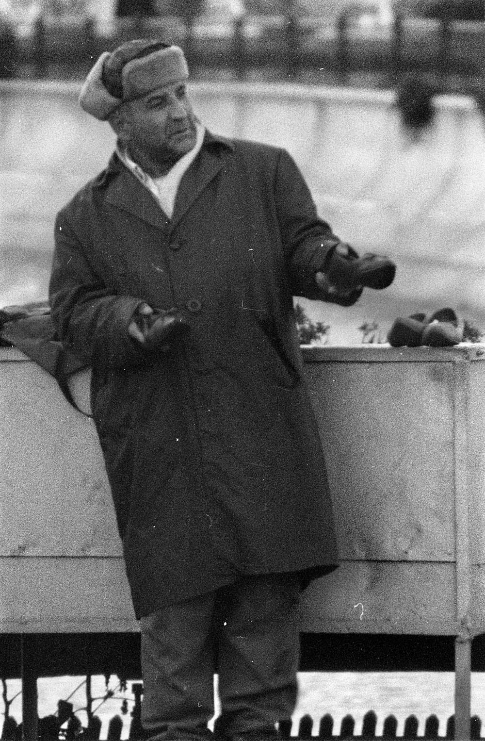 eggs.in.art.english October1994 A man selling shoes in Piata Unirii