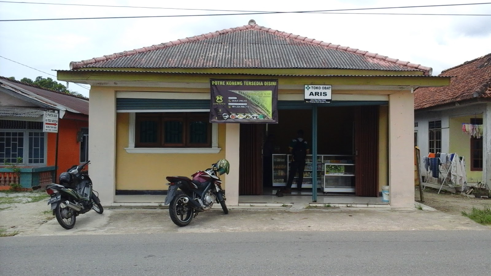 Rumah Toko di Desa Terak - Toko Bana