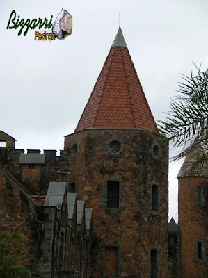 Detalhe da torre de pedra, na construção do castelo com pedra moledo.