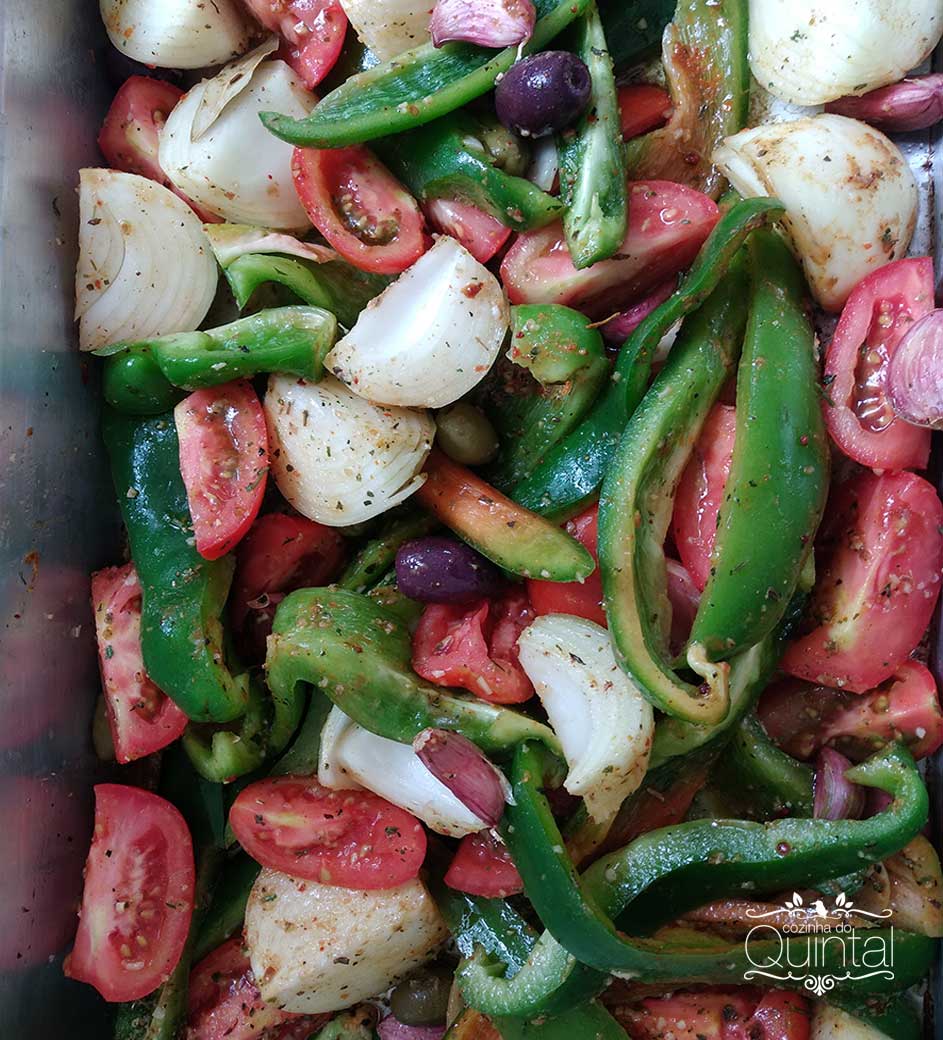 Carne Assada com Batatas e Legumes na Cozinha do Quintal