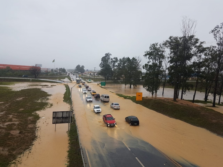 Temporal alaga trecho da BR-116, perímetro urbano de Vitória da Conquista Temporal alaga trecho da BR-116, perímetro urbano de Vitória da Conquista