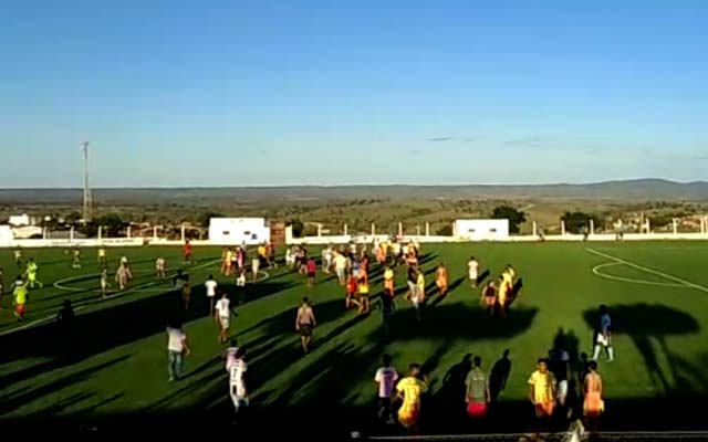 Partida entre times sub-15 termina em pancadaria e tiros em Mairi; veja vídeo
