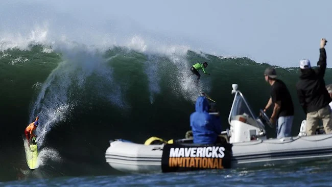 Nathan Fletcher (naranja) y Rusty Long (verde) pillando una ola en Mavericks. Fuente: AP