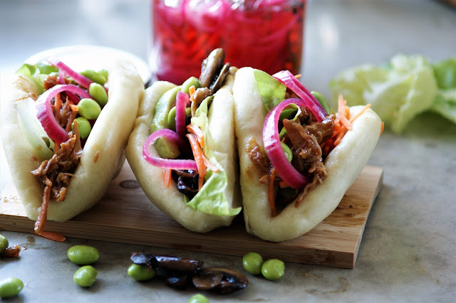 Bao Sandwiches aus gedämpften Brötchen