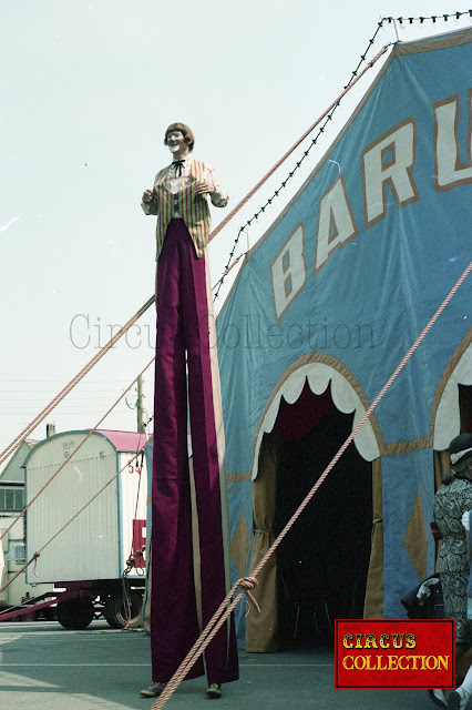 le géant du cirque Barum reçois les visiteurs du cirque 