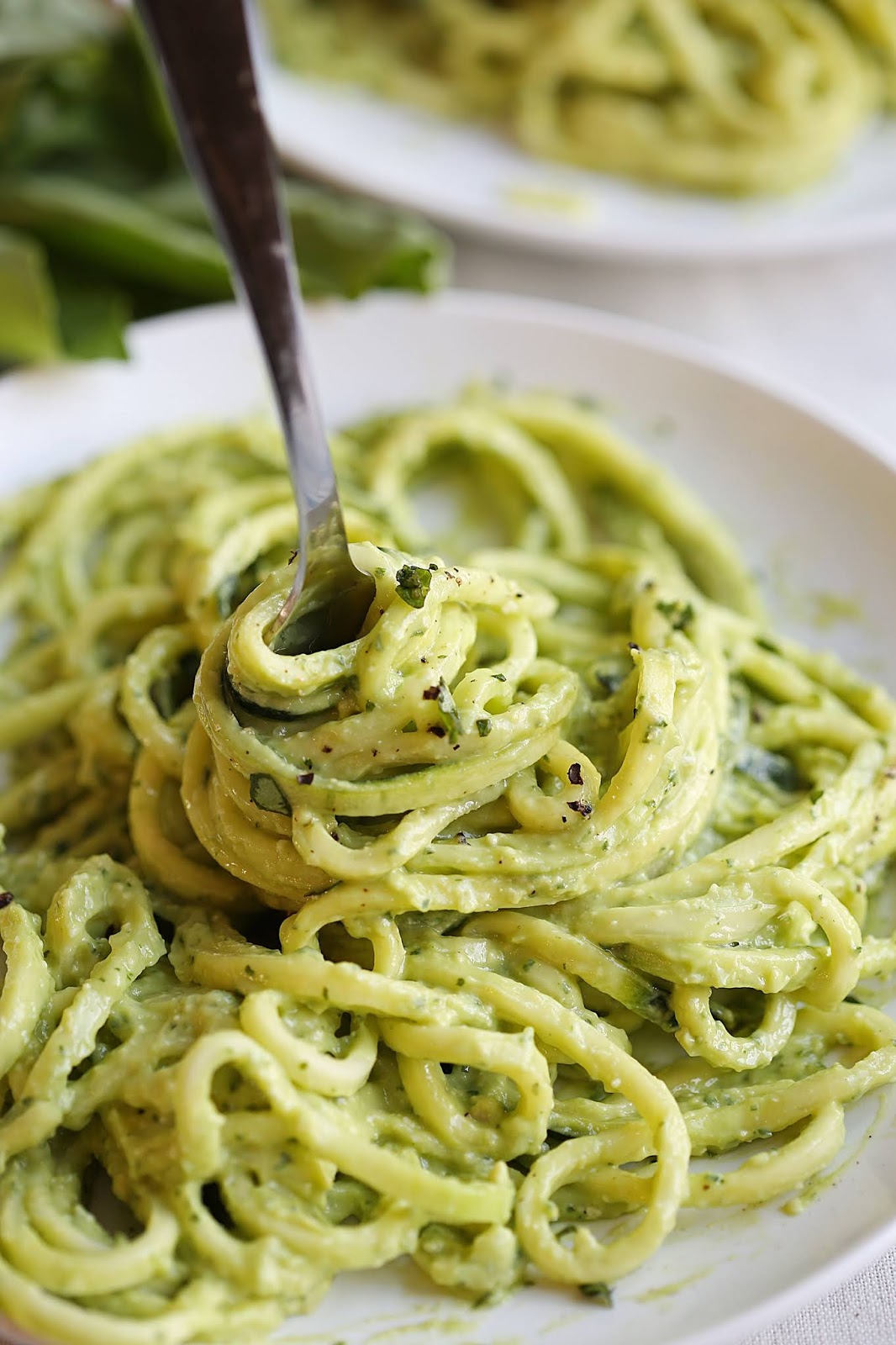 ZUCCHíNí NOODLES WíTH CREáMY áVOCáDO PESTO Healthy Food