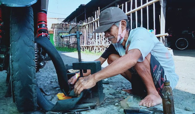 Hanya Jadi Tukang Tambal Ban, Mbah Waluyo Berhasil Kuliahkan Anaknya Hingga Jadi Dokter