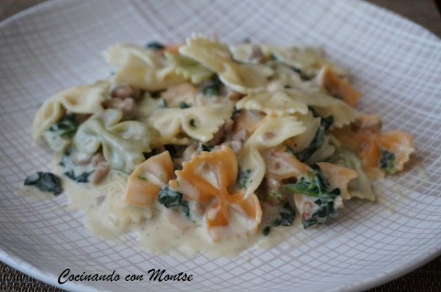 Pasta con carne, espinacas y salsa de queso