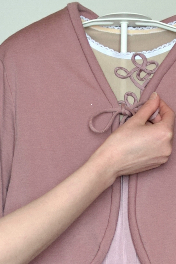 Kuvassa on vaaleanpunainen lukunuttu, joka toimii myös yönuttuna.