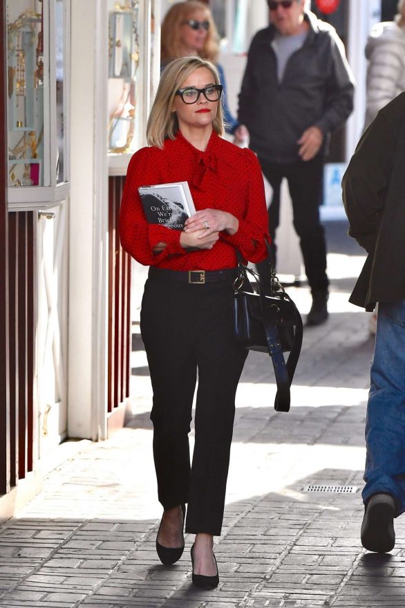 Reese Witherspoon Clicks – Stops by a local bookstore in Brentwood 6 Dec-2019