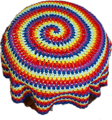 Toalhinha colorida em espiral em crochê