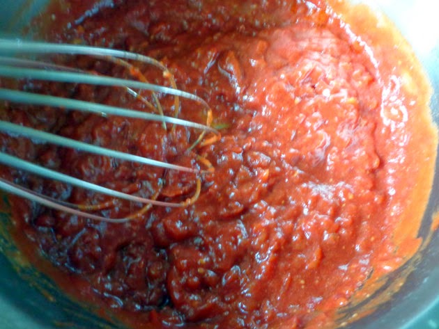 Spicy tomato and onion sauce by Laka kuharica: Stir in the remaining ingredients