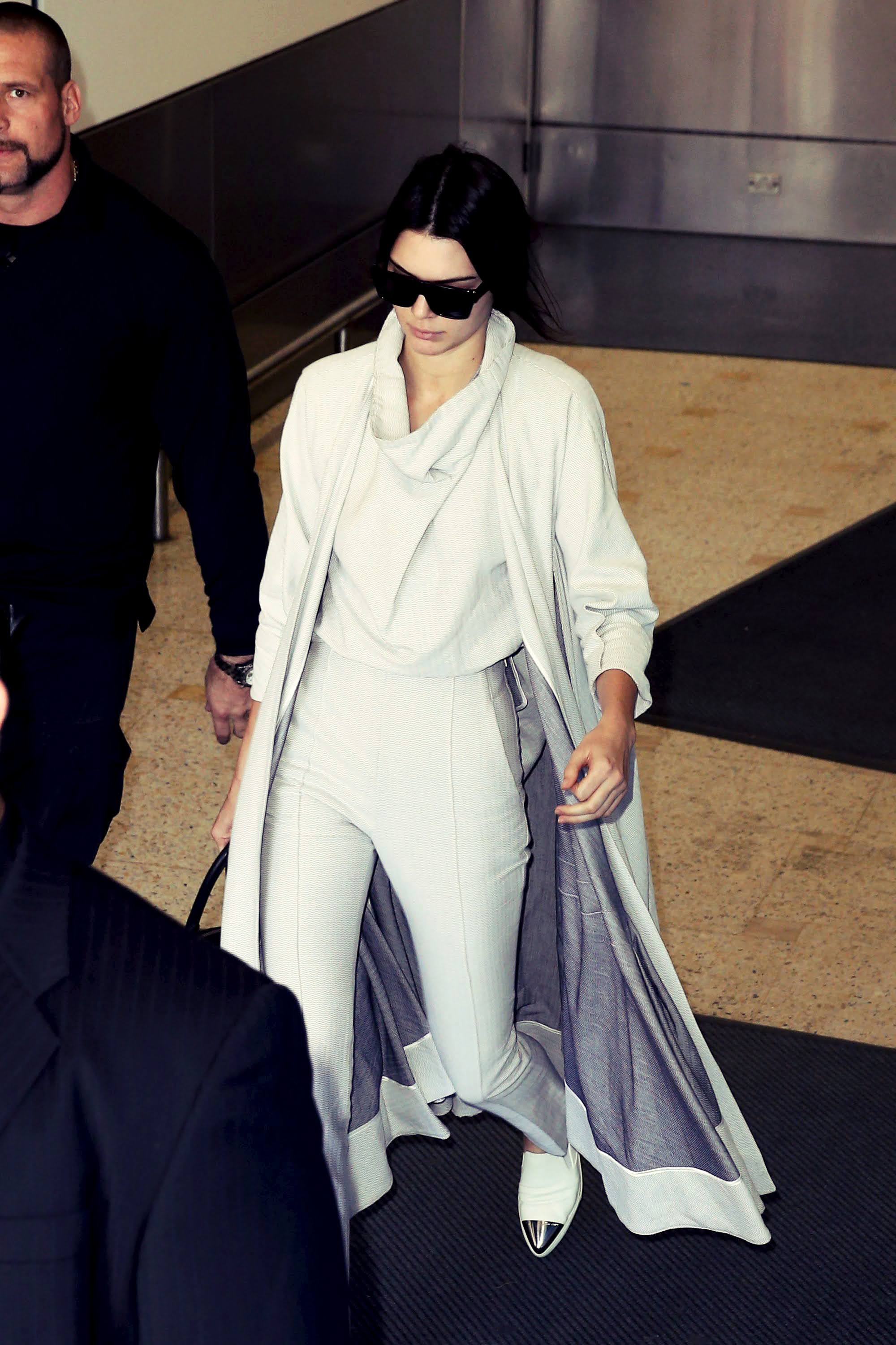 Nov 17th 2015 Landing at Australia airport | Kendall Jenner Fans Page