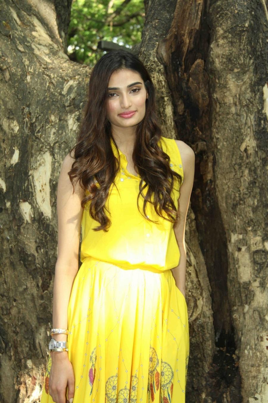 High Quality Bollywood Celebrity Pictures: Athiya Shetty Looks Hot In