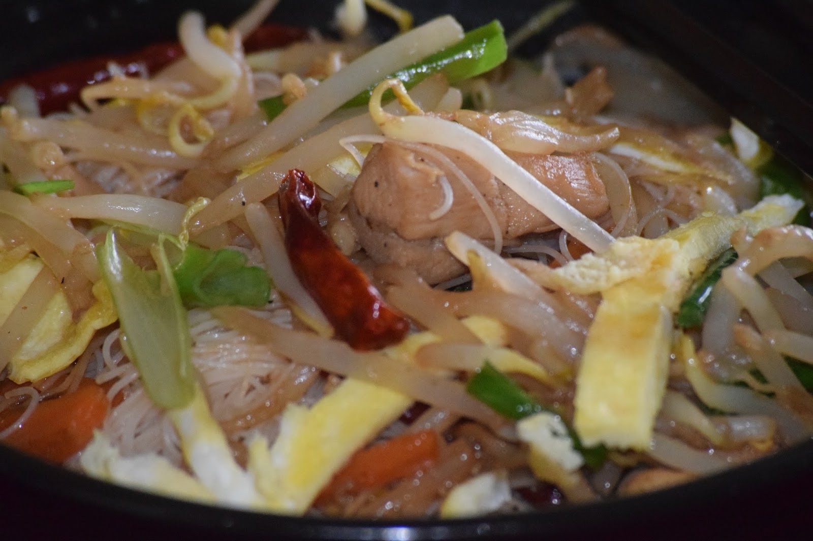 Food Vishesham Rice Vermicelli with Chicken and bean sprouts