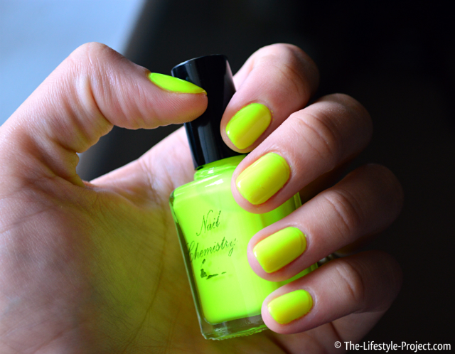 Manicure-neon-yellow