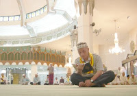 Hukum Membaca Al Quran dengan Suara Keras di Masjid