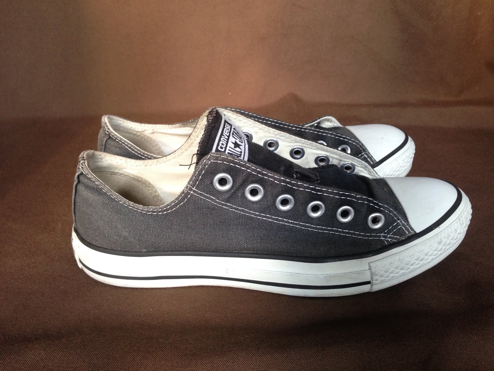 Cara Menghitamkan Sepatu Kain Gambaran