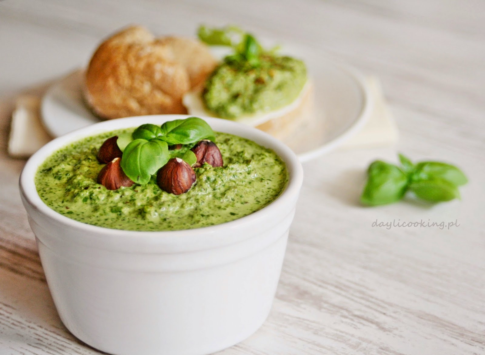 Pesto z sałaty z dodatkiem bazylii, czosnku i orzechów DAYLICOOKING